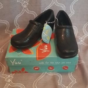 Yuu Black Leather Embossed Clogs